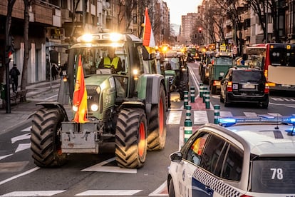 Varios tractores circulan por una calle en Logroño, este miércoles. 