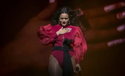 Rosalía, emocionada en el seu concert a Barcelona, dissabte.