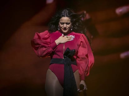 Rosalía, emocionada en el seu concert a Barcelona, dissabte.