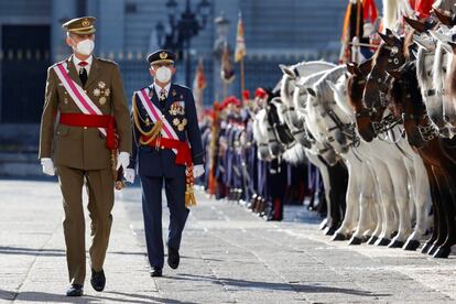 El rey Felipe VI pasa revista a las tropas en la Plaza de la Armera.