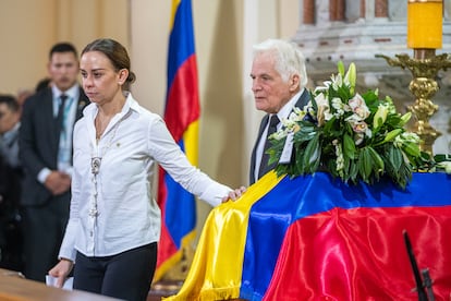 Claudia Tarazona y Miguel Uribe en la Catedral Primada de Bogotá.