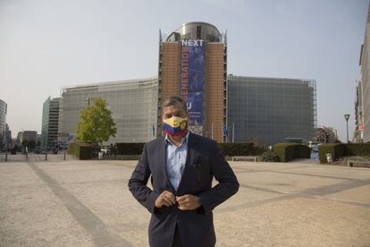 O ex-presidente equatoriano Rafael Correa, em frente ao edifício da Comissão Europeia.