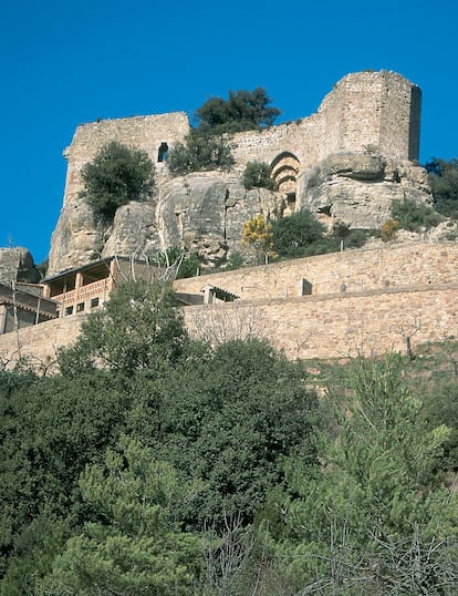 Granera. Aquest poble moianès, amb poc més d’una setantena d’habitants censats, es divideix en dos nuclis històrics. El barri del Castell, al voltant de l’antic castell de Granera, esmentat en els textos des del segle X, i el barri de l’Església, que gira entorn la construcció parroquial de Sant Martí. Prop del barri del Castell trobem l’església de Santa Cecília, datada del segle XI, amb arcaiques pintures romàniques de gran valor artístic.