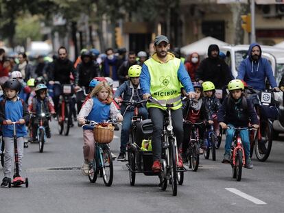 El bicibús de Barcelona que sale del mercado de Sant Antoni y llega a las escuelas de La Modelo, en una imagen del curso pasado.