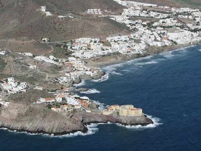 A la izquierda, el acantilado de San José, en Almería, donde el Gobierno quiere "retirar las edificaciones que llegan hasta el acantilado". Éste es un ejemplo de la falta de plan<VS-1>ificación urbanística del cabo de Gata.