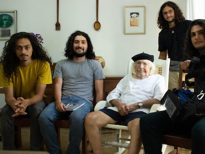 El poeta Ernesto Cardenal en el medio. A su izquierda Manuel Bonilla, director del documental ‘Ernesto en la tierra’ y el resto del equipo.