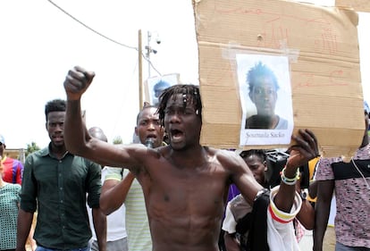 Los jornaleros africanos de San Ferdinando protestan por el asesinato del compaero Soumayla Sacko.