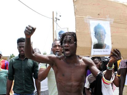 Los jornaleros africanos de San Ferdinando protestan por el asesinato del compaero Soumayla Sacko.