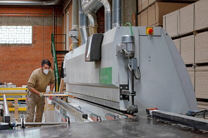 Un trabajador realiza sus tareas en Vilanova del Camí (Barcelona), tras la reanudación de la actividad laboral para los trabajadores no esenciales.