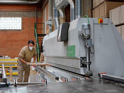 Un trabajador realiza su tarea en un almacén de madera en la población barcelonesa de Vilanova del Camí. EFE/ Susanna Sáez