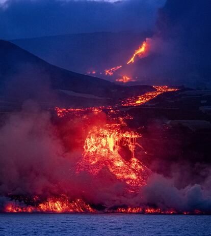 La lava del volcán llega al mar el 28 de septiembre. La foto está tomada desde el buque del Instituto Oceanográfico 'Ramón Margalef'. La colada se fragmenta en el océano de forma violenta y con implosiones al entrar en contacto dos enormes masas cuya diferencia de temperatura supera los 770 grados. La colada llega cerca de la playa de los Guirres (también conocida como playa Nueva) en el municipio de Tazacorte.