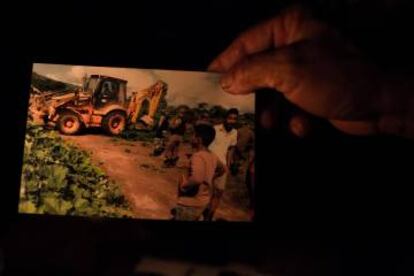 Foto mostra trator usado para destruir roças na área do Grotão do Mutum.