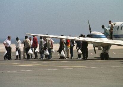 Uno de los cinco grupos de inmigrantes trasladados ayer desde Tenerife, a su llegada a Fuerteventura.