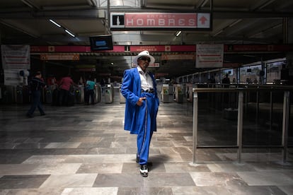 Pachuco en la estación de metro Pantitlán (Ciudad de México). 