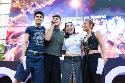 De izquierda a derecha, los 'extriunfitos' Martín Urrutia, Juanjo Bona, Chiara Oliver y Violeta Hódar, este miércoles cuando han pronunciado el pregón del Orgullo, en la plaza Pedro Zerolo de Madrid.