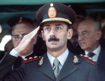 El general Jorge Rafael Videla conmemorando el primer aniversario del golpe militar en Asunción, Argentina, en 1977. Videla encabezó el golpe junto a Emilio Eduardo Massera y Orlando Ramón Agosti.