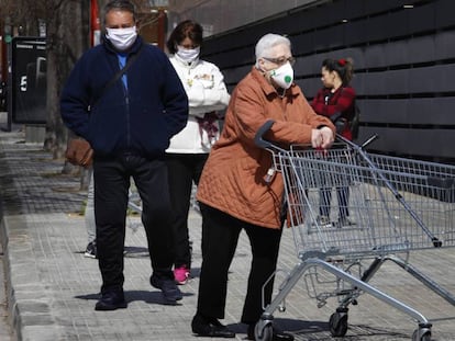 Cua de clients a la porta d'un supermercat a Terrassa.