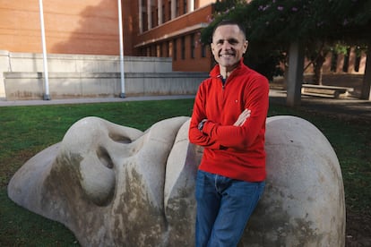 Francisco Trujillo, profesor de Derecho del trabajo, el 17 de diciembre en el exterior de la Universitat Jaume I de Castellón.