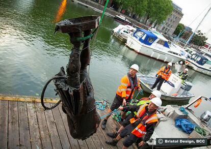 Trabajadores rescatando del río la estatua de Edward Colston en Bristol, este jueves.