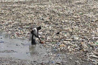 Una playa llena de plásticos, en una playa de Costa Marfil.