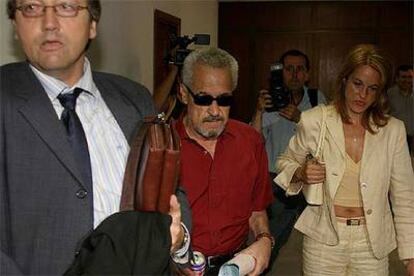 Antonio Vicente Fernández, con gafas oscuras, durante una comparecencia judicial en 2005.