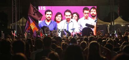 Simpatizantes de Unidos Podemos escuchan las declaraciones de su l&iacute;der Pablo Iglesias.