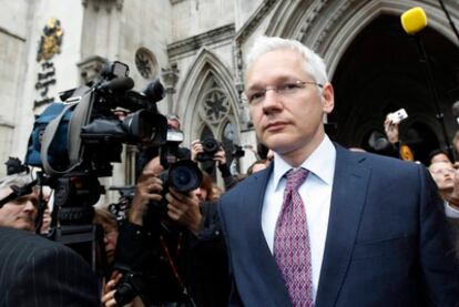 El fundador de WikiLeaks, Julian Assange, abandona el Tribunal Superior de Londres