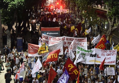 Militantes protestam contra a Copa do Mundo no Rio.