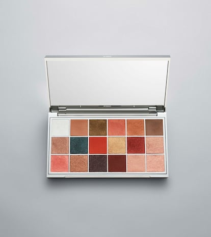 Eyeshadow Palette 18 Colors Flora Kalahari se basa en los tonos imaginarios de un paisaje desértico de otro mundo: 18 tonos terrosos radiantes, desde una tormenta de arena de cobre brillante hasta un ámbar quemado estéril; un delicado desierto ascendía a una calcita intensa y chispeante. La paleta de edición limitada está organizada en una serie interrumpida para inspirar una aplicación instintiva. Precio: 85 euros.    Alojado en una caja de espejo plateada reflectante estampada con una flor del desierto de mármol que encarna la feminidad moderna de la paleta.