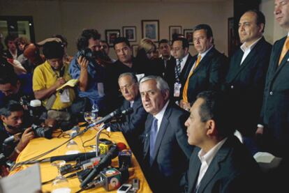 Otto Pérez Molina (centro), en una conferencia de prensa celebrada ayer en Guatemala.