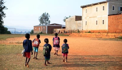 Ni&ntilde;as de camino a la escuela.