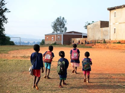 Ni&ntilde;as de camino a la escuela.