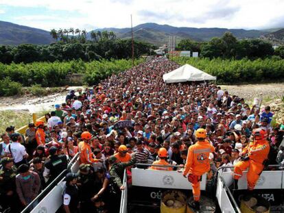 Miles de venezolanos cruzaban la frontera hacia Colombia, en julio del año pasado.