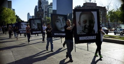 Manifestación en memoria de los niños en el Distrito Federal.