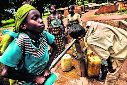 Ni&ntilde;os nigerianos sacan agua de una fuente en el distrito Madaoua, al sur del pa&iacute;s.