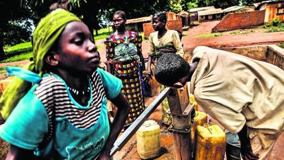 Ni&ntilde;os nigerianos sacan agua de una fuente en el distrito Madaoua, al sur del pa&iacute;s.