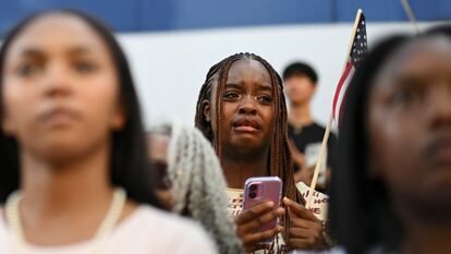 Simpatizantes de Kamala Harris escuchan el discurso en el que esta admitía su derrota, el 6 de noviembre de 2024 en la universidad afroamericana de Howard, en Washington.