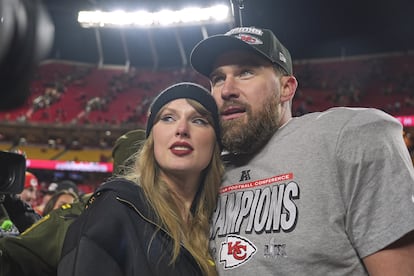 Taylor Swift y su novio, Travis Kelce, tras un partido de su equipo en Kansas City, en enero de este año.