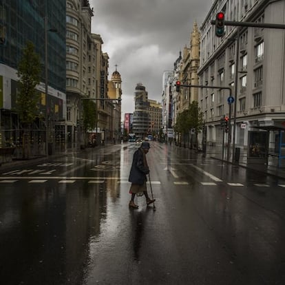 El 14 de marzo, la pandemia provocada por el coronavirus obliga a España a un confinamiento casi total. En aquel momento había casi 6.000 afectados y 138 fallecidos. En la imagen, la Gran Vía de Madrid casi desierta.
