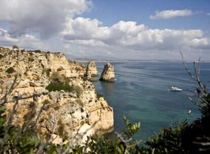 Vértigo y el ocre en las vistas desde los acantilados Ponta da Piedade, Algarve