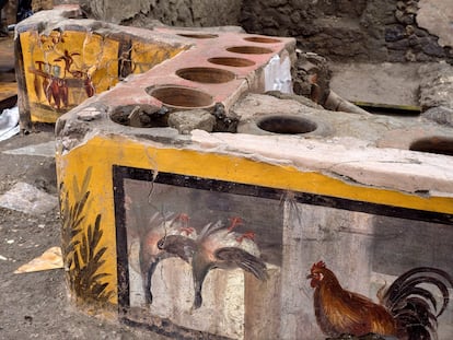 Detalle de la decoración descubierta en un 'termopolio', en el área arqueológica de Pompeya.