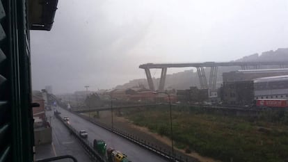 Se derrumbaron unos cien metros del viaducto.