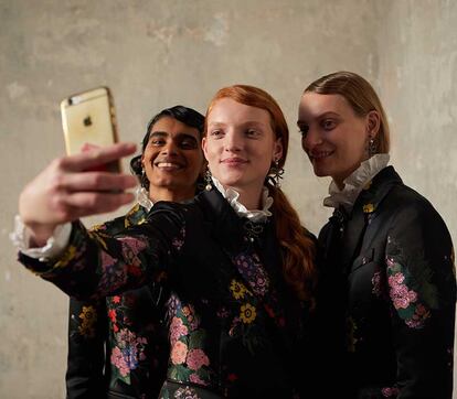 Las modelos se hacen un ‘selfie’ durante la sesión de fotos de la campaña de H&M.