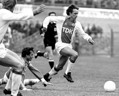 El jugador del Ajax de Ámsterdam, Johan Cruyff, durante un partido contra el PSV.