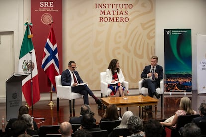 Andreas Kravik en el conversatorio 'Reimaginar el multilaterialismo: una agenda para un mundo fragmentado' junto a Enrique Ochoa (izquierda) y María José Urzúa (centro), en Ciudad de México.