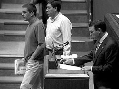 Arnaldo Otegi y Kepa Gordejuela, de HB, pasan junto al <b></b><i>lehendakari</i> Ibarretxe en un pleno de la anterior legislatura.
