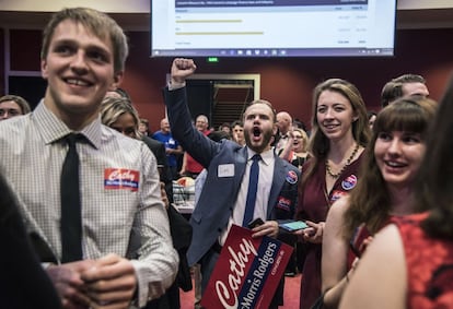 Votantes republicanos celebran la victoria de Donald Trump en Spokane, Washington.