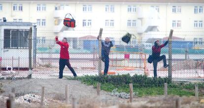 Tres contrabandistas saltan una verja desde Gibraltar, en noviembre de 2011.