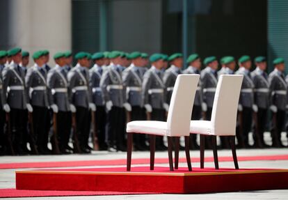 Dos sillas preparadas para la reunión entre la canciller alemana, Angela Merkel, y la primera ministra danesa,  Mette Frederiksen, en Berlín (Alemania).