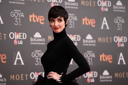 Paz Vega sabe que también se puede posar estupenda sin escotazo y sin melena al viento o recogido clásico. También se puede hacer como en esta imagen: con un pixie tirante, un maquillaje perfecto y un jersey de cuello alto impecable.